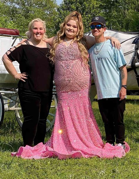 alannathomson|Alana 'Honey Boo Boo' Thompson Shows Off Graduation Gown.